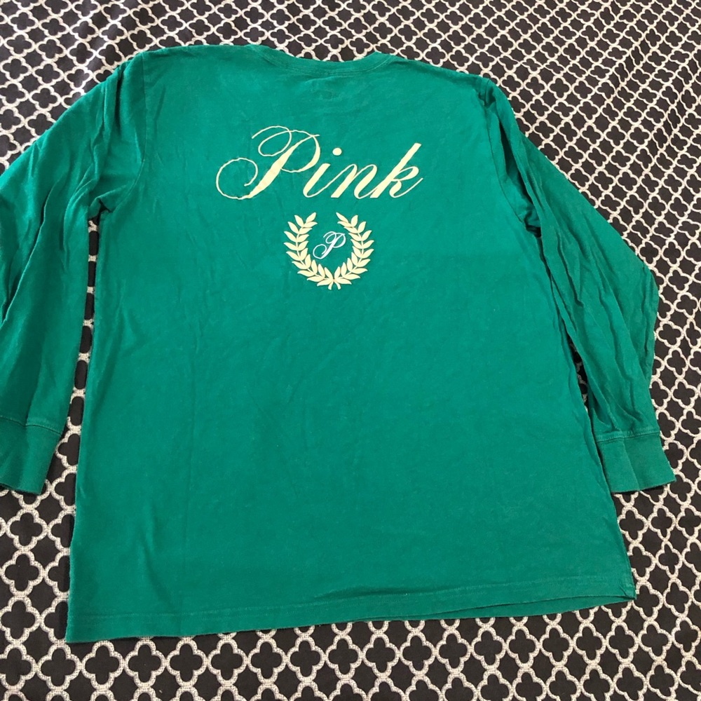Victoria's Secret PINK Womens Sz XS Green Long Sleeve T-Shirt Graphic Crest EE16